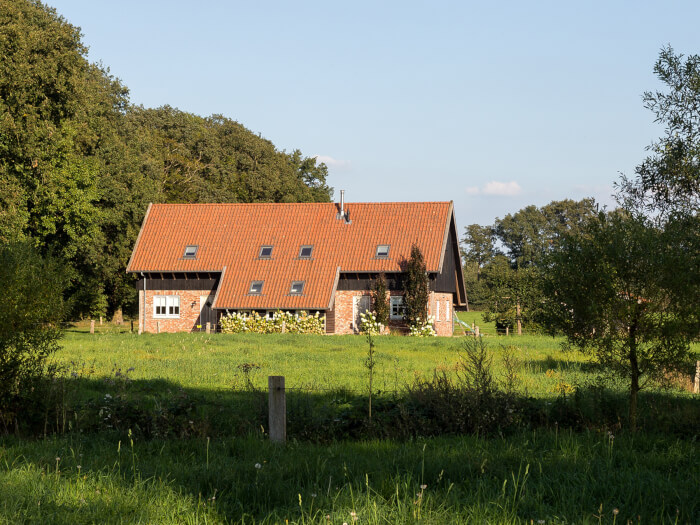 Groepsaccommodatie in Mander (Overijssel) voor 16 personen met 8 slaapkamers en 5 badkamers.