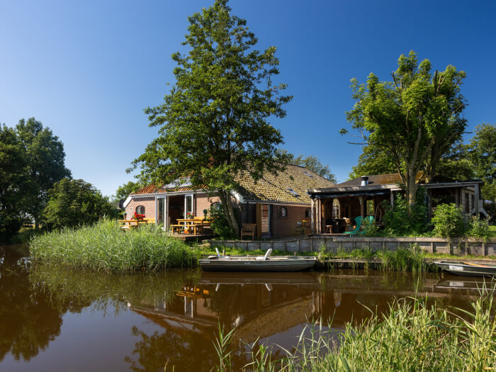 Groepsaccommodatie in Schermerhorn (Noord-Holland) voor 10 personen met 5 slaapkamers en 2 badkamers.