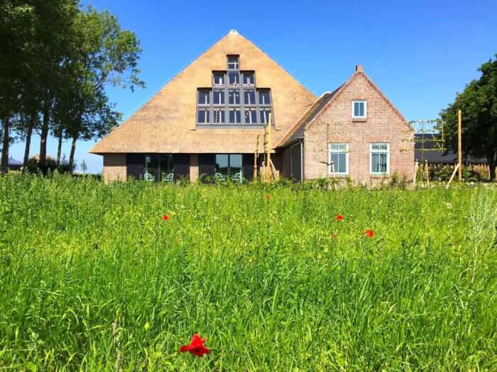 Groepsaccommodatie in Hippolytushoef (Noord-Holland) voor 28 personen met 15 slaapkamers en 15 badkamers.