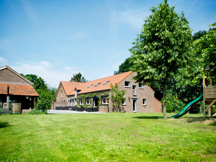 Groepsaccommodatie in Sevenum (Limburg) voor 30 personen met 15 slaapkamers en 7 badkamers.