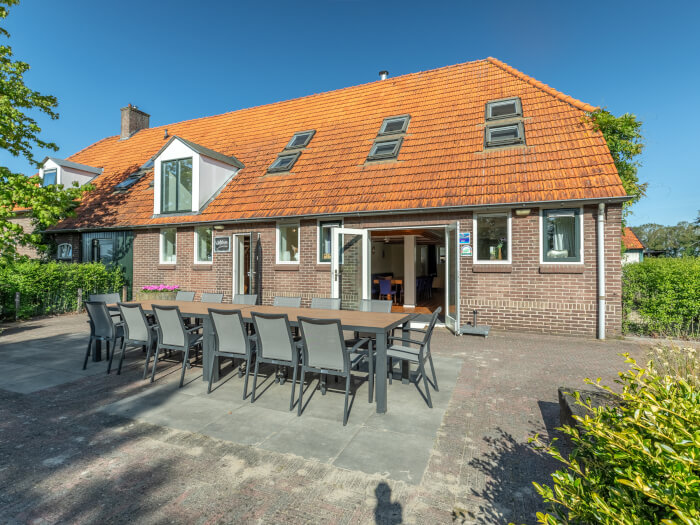 Groepsaccommodatie in Harfsen (Gelderland) voor 14 personen met 5 slaapkamers en 4 badkamers.