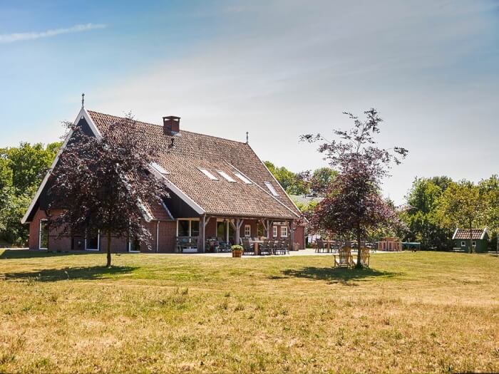 Groepsaccommodatie in Mander (Overijssel) voor 24 personen met 11 slaapkamers en 10 badkamers.