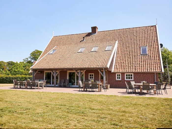 Groepsaccommodatie in Mander (Overijssel) voor 24 personen met 11 slaapkamers en 10 badkamers.