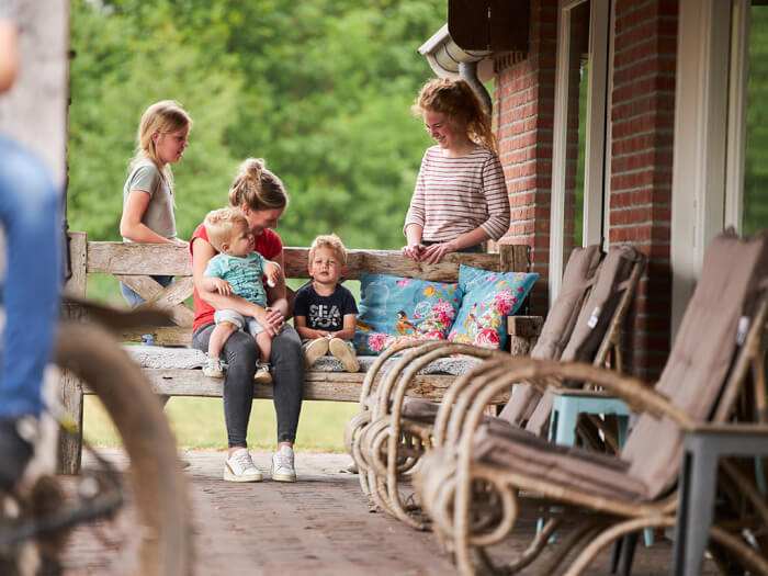 Groepsaccommodatie in Mander (Overijssel) voor 24 personen met 11 slaapkamers en 10 badkamers.