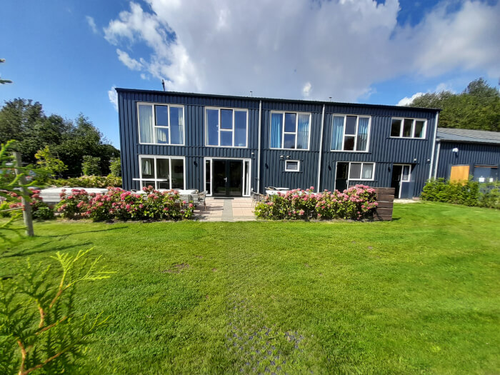 Groepsaccommodatie in Bovenkarspel (Noord-Holland) voor 35 personen met 7 slaapkamers en 8 badkamers.