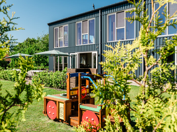 Groepsaccommodatie in Bovenkarspel (Noord-Holland) voor 35 personen met 7 slaapkamers en 8 badkamers.