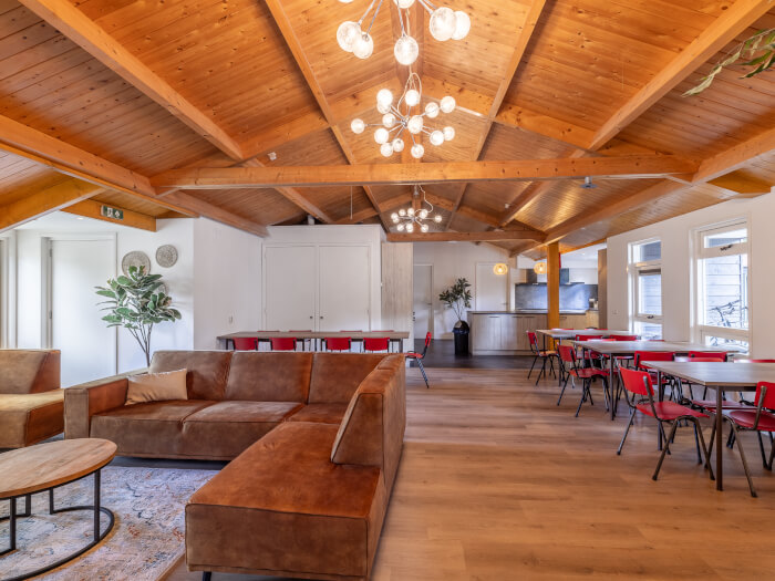 Groepsaccommodatie in Hardenberg (Overijssel) voor 24 personen met 7 slaapkamers en 6 badkamers.