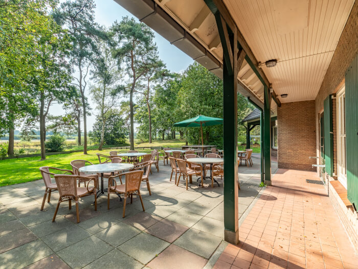 Groepsaccommodatie in Ommen (Overijssel) voor 35 personen met 8 slaapkamers en 6 badkamers.