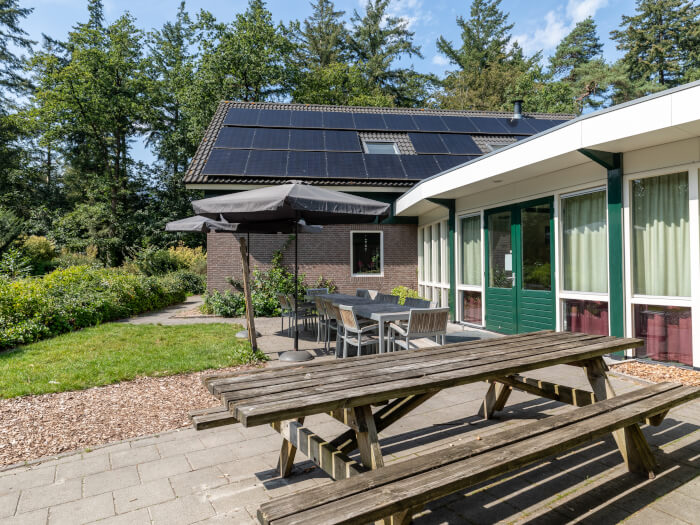 Groepsaccommodatie in Ommen (Overijssel) voor 12 personen met 6 slaapkamers en 5 badkamers.