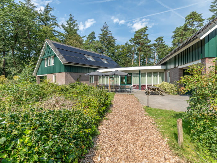 Groepsaccommodatie in Ommen (Overijssel) voor 12 personen met 6 slaapkamers en 5 badkamers.