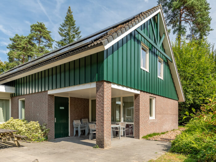Groepsaccommodatie in Ommen (Overijssel) voor 16 personen met 8 slaapkamers en 5 badkamers.