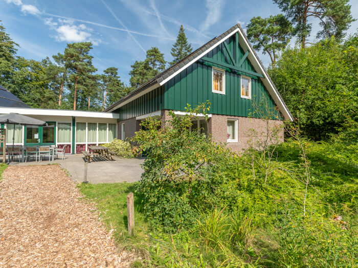 Groepsaccommodatie in Ommen (Overijssel) voor 16 personen met 8 slaapkamers en 5 badkamers.
