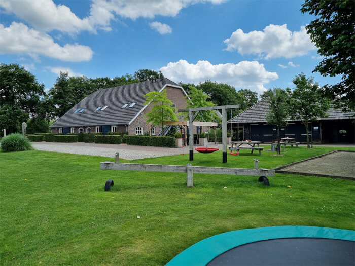 Groepsaccommodatie in Helenaveen (Noord-Brabant) voor 18 personen met 8 slaapkamers en 8 badkamers.