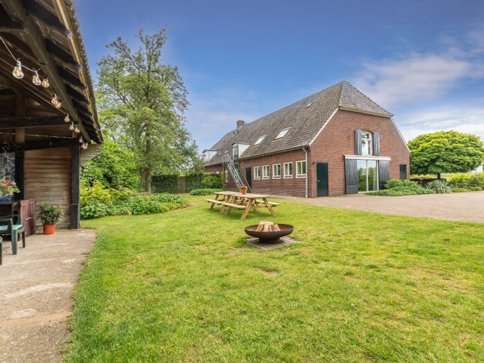 Groepsaccommodatie in Aalten (Gelderland) voor 18 personen met 7 slaapkamers en 3 badkamers.