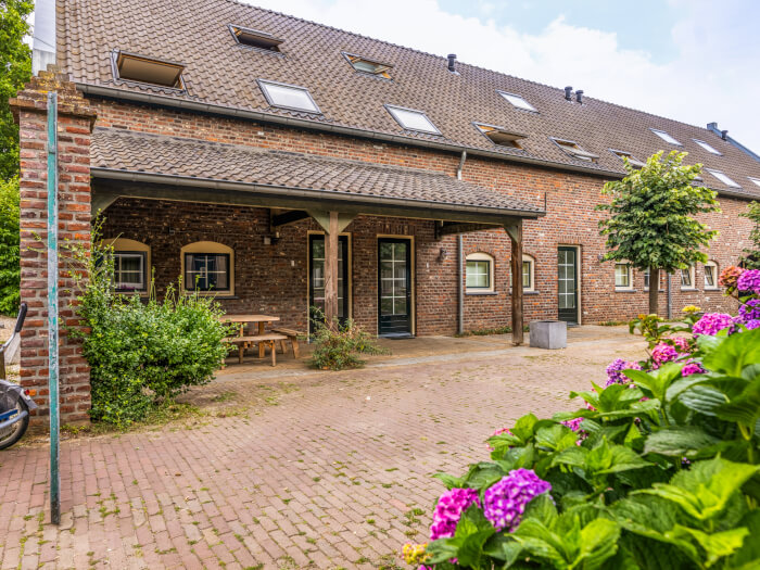 Groepsaccommodatie in Roermond (Limburg) voor 12 personen met 5 slaapkamers en 2 badkamers.