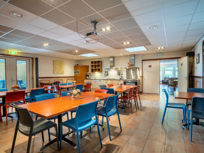 Groepsaccommodatie in Nijemirdum (Friesland) voor 30 personen met 15 slaapkamers en 7 badkamers.