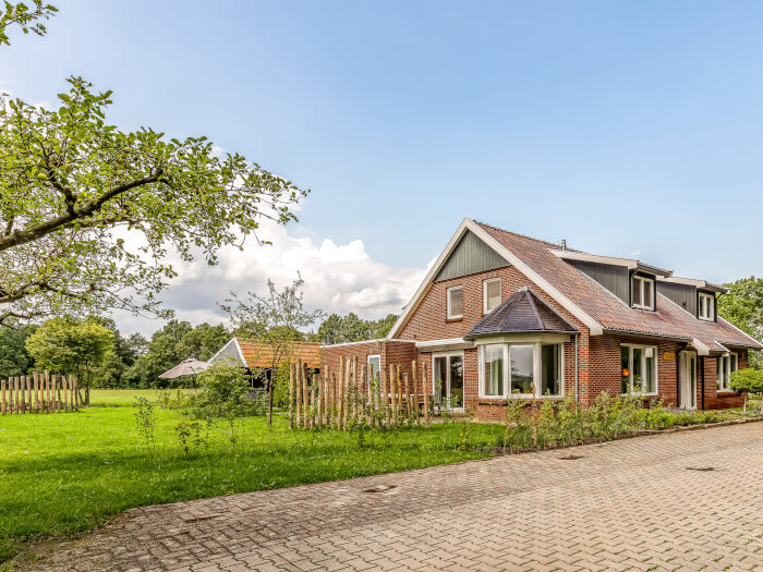 Groepsaccommodatie in Lattrop-Breklenkamp (Overijssel) voor 10 personen met 4 slaapkamers en 2 badkamers.