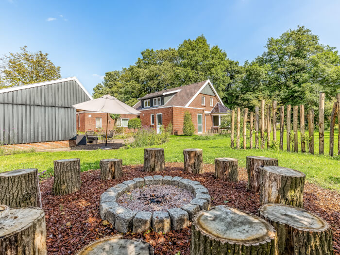 Groepsaccommodatie in Lattrop-Breklenkamp (Overijssel) voor 10 personen met 4 slaapkamers en 2 badkamers.