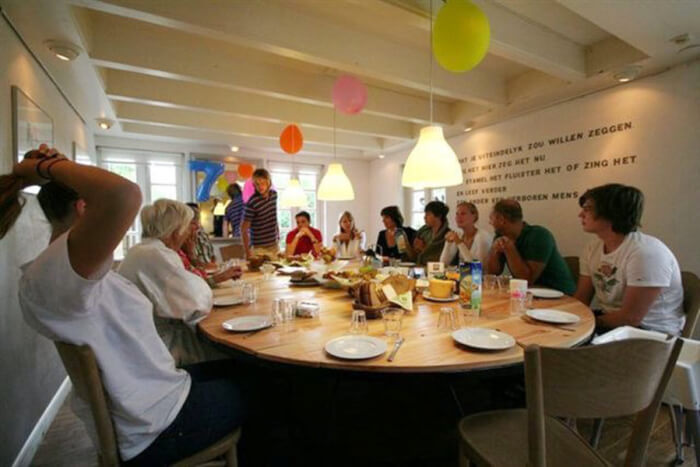 Groepsaccommodatie in Elp (Drenthe) voor 16 personen met 7 slaapkamers en 3 badkamers.