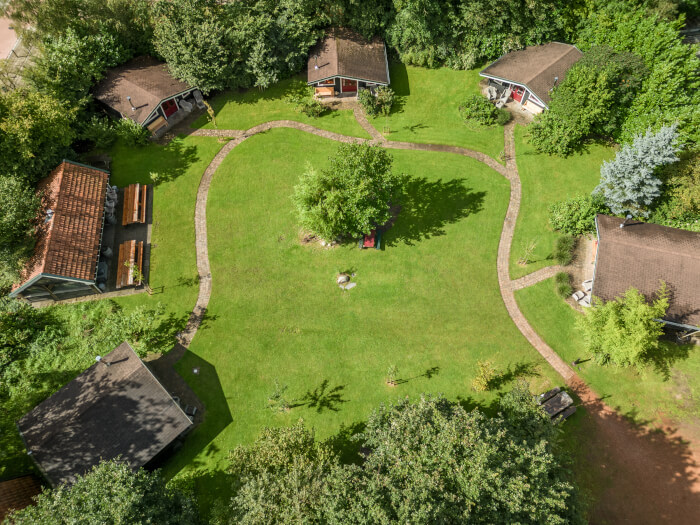 Groepsaccommodatie in Boijl (Friesland) voor 20 personen met 5 slaapkamers en 7 badkamers.