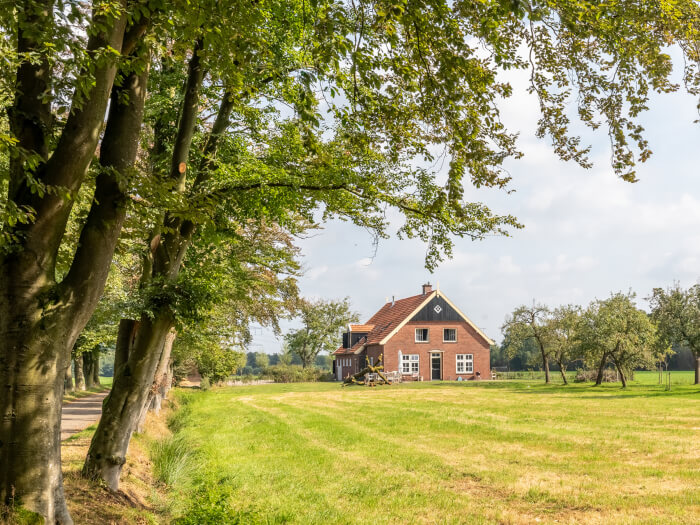 Groepsaccommodatie in Ambt Delden (Overijssel) voor 20 personen met 9 slaapkamers en 5 badkamers.