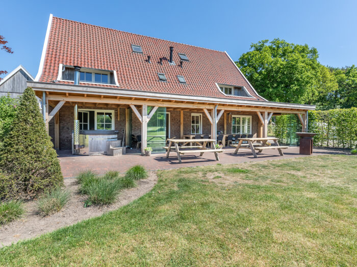 Groepsaccommodatie in de Lutte (Overijssel) voor 20 personen met 8 slaapkamers en 5 badkamers.