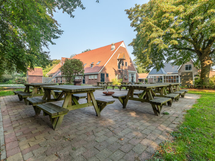 Groepsaccommodatie in Orvelte (Drenthe) voor 80 personen met 11 slaapkamers en 7 badkamers.
