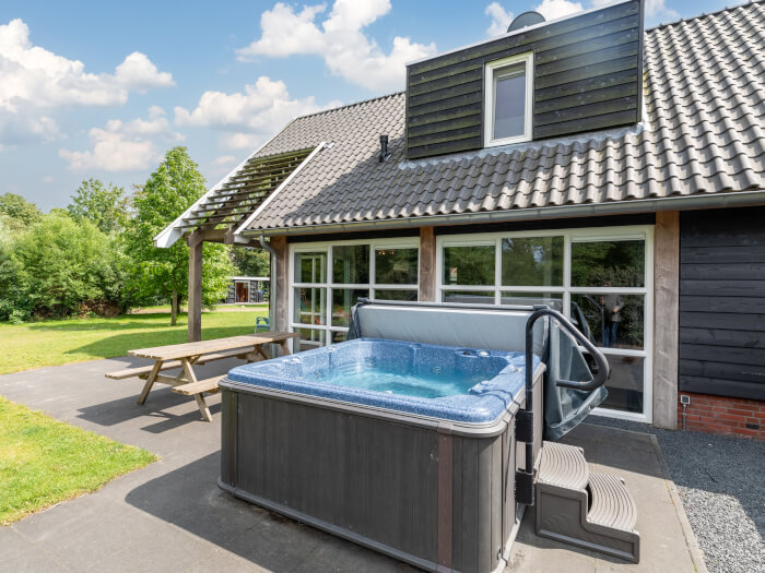 Groepsaccommodatie in Lievelde (Gelderland) voor 16 personen met 6 slaapkamers en 4 badkamers.