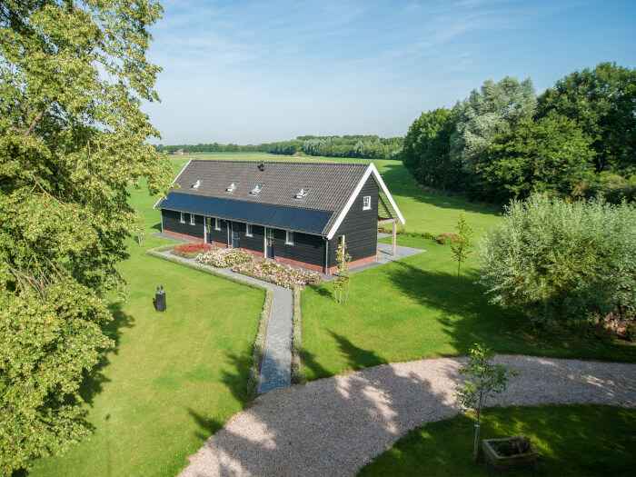 Groepsaccommodatie in Lievelde (Gelderland) voor 16 personen met 6 slaapkamers en 4 badkamers.