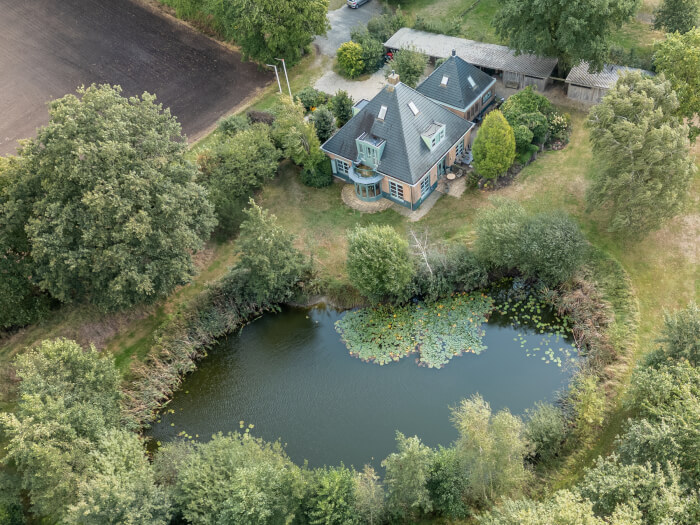 Groepsaccommodatie in Eibergen (Gelderland) voor 16 personen met 6 slaapkamers en 3 badkamers.