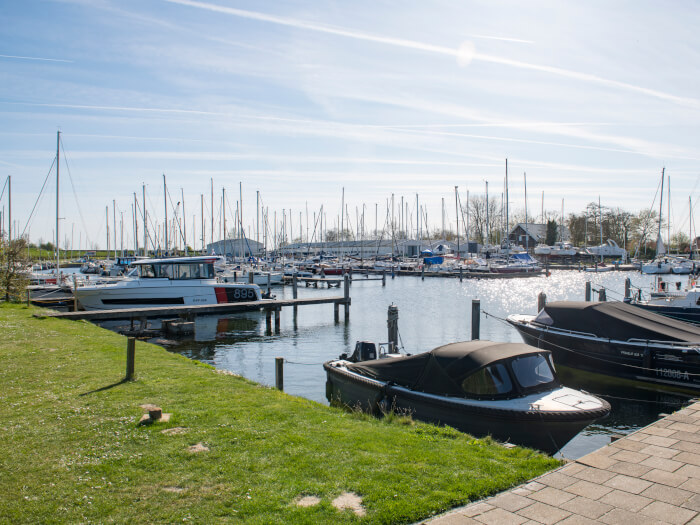 Groepsaccommodatie in Wolphaartsdijk (Zeeland) voor 72 personen met 12 slaapkamers en 12 badkamers.
