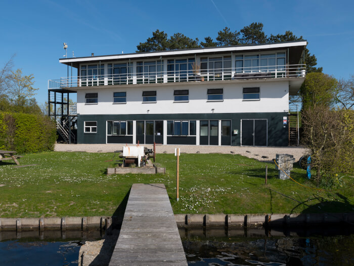 Groepsaccommodatie in Wolphaartsdijk (Zeeland) voor 72 personen met 12 slaapkamers en 12 badkamers.