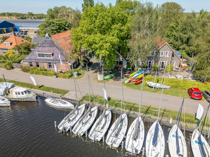 Groepsaccommodatie in Balk (Friesland) voor 32 personen met 6 slaapkamers en 6 badkamers.