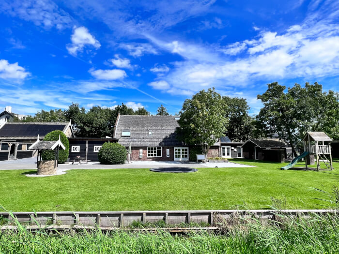 Groepsaccommodatie in Streefkerk (Zuid-Holland) voor 20 personen met 9 slaapkamers en 4 badkamers.