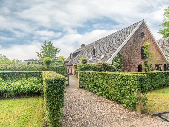 Groepsaccommodatie in Buurse (Overijssel) voor 12 personen met 6 slaapkamers en 5 badkamers.