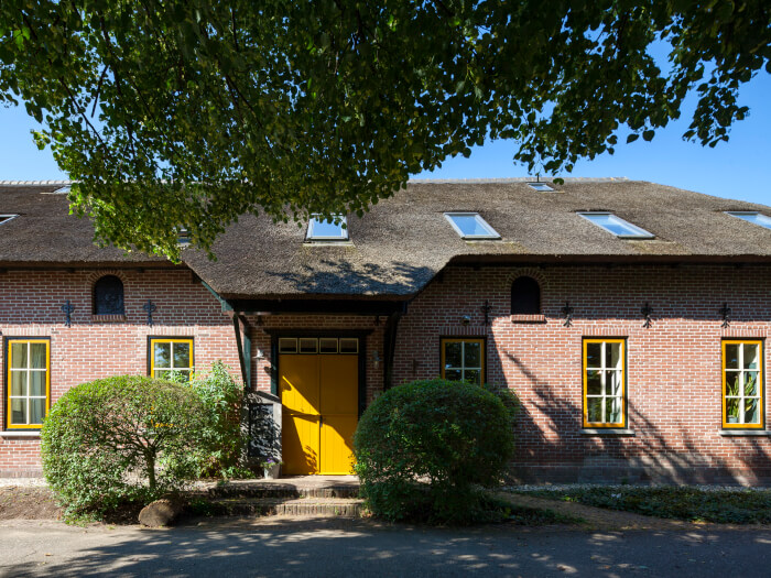 Groepsaccommodatie in Wateringen (Zuid-Holland) voor 30 personen met 13 slaapkamers en 13 badkamers.
