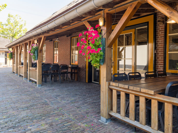 Groepsaccommodatie in Wateringen (Zuid-Holland) voor 30 personen met 13 slaapkamers en 13 badkamers.