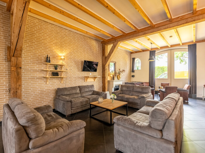 Groepsaccommodatie in Echteld (Gelderland) voor 20 personen met 7 slaapkamers en 3 badkamers.
