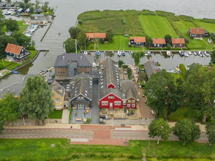 Groepsaccommodatie in Elahuizen (Friesland) voor 24 personen met 12 slaapkamers en 8 badkamers.