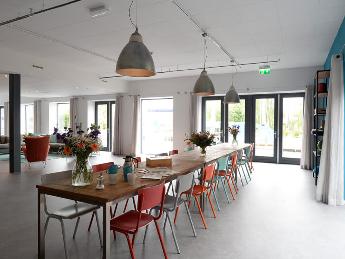 Groepsaccommodatie in Elahuizen (Friesland) voor 24 personen met 12 slaapkamers en 8 badkamers.