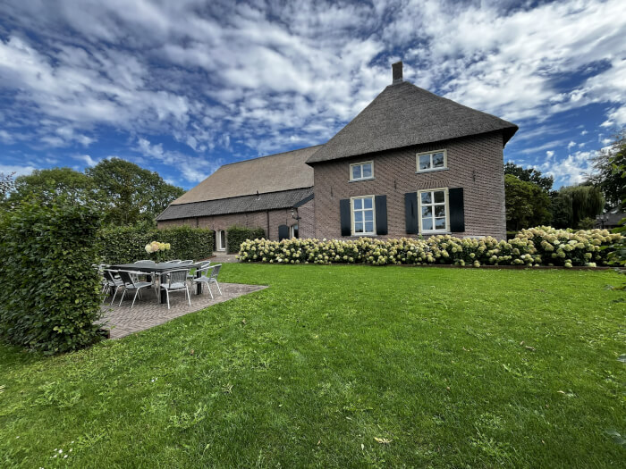 Groepsaccommodatie in Leur (Gelderland) voor 10 personen met 4 slaapkamers en 4 badkamers.