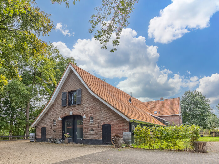 Groepsaccommodatie in Groenlo (Gelderland) voor 10 personen met 5 slaapkamers en 5 badkamers.