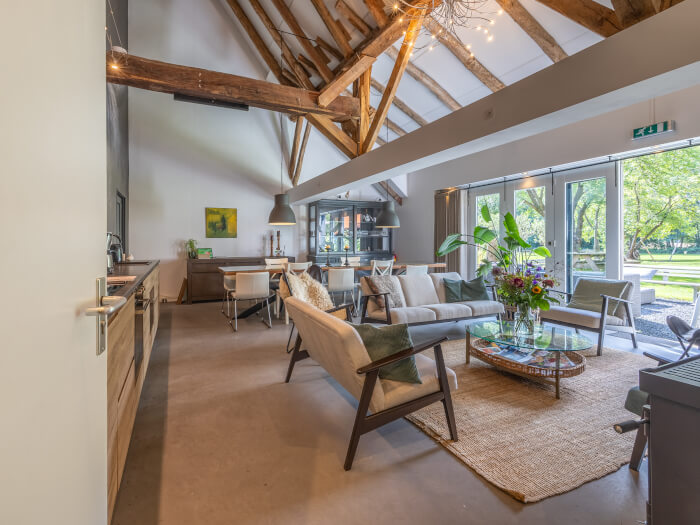 Groepsaccommodatie in Groenlo (Gelderland) voor 10 personen met 5 slaapkamers en 5 badkamers.