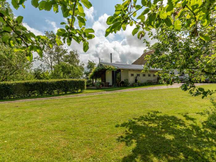 Groepsaccommodatie in Holwerd (Friesland) voor 19 personen met 6 slaapkamers en 3 badkamers.
