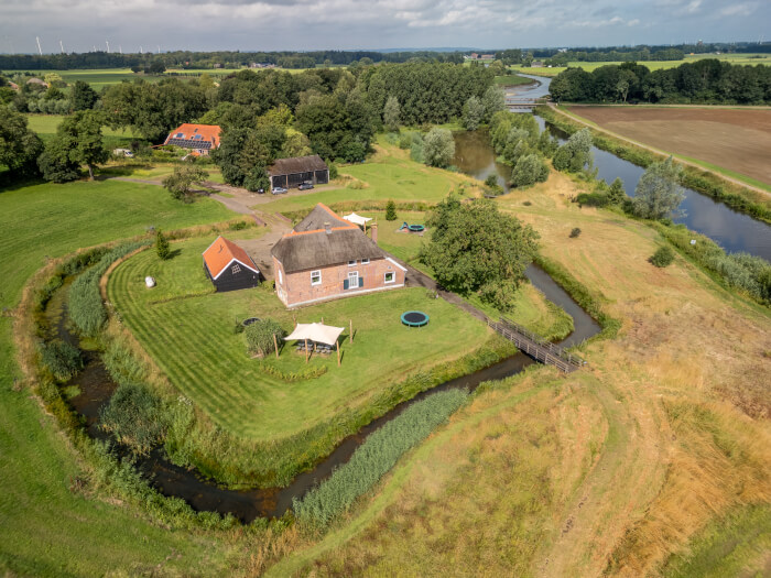 Groepsaccommodatie in Voorst (Oude IJsselstreek) (Gelderland) voor 12 personen met 3 slaapkamers en 2 badkamers.