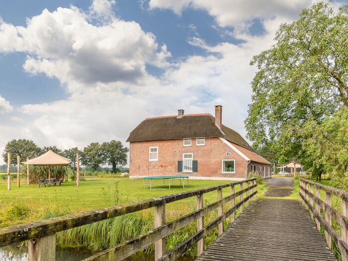Groepsaccommodatie in Voorst (Oude IJsselstreek) (Gelderland) voor 12 personen met 3 slaapkamers en 2 badkamers.