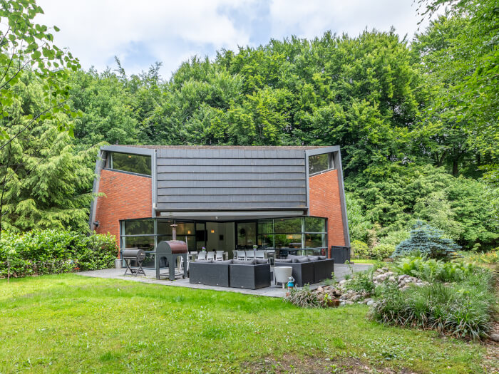 Groepsaccommodatie in Bennekom (Gelderland) voor 18 personen met 8 slaapkamers en 4 badkamers.
