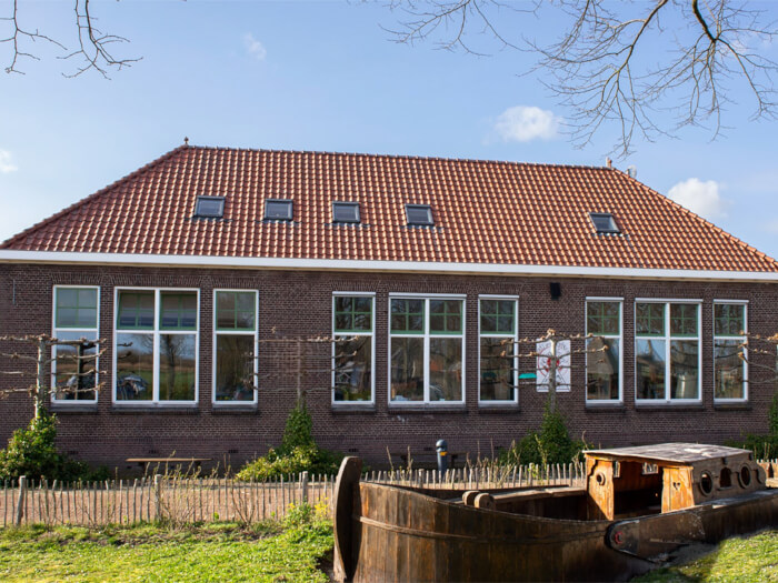 Groepsaccommodatie in De Veenhoop (Friesland) voor 10 personen met 2 slaapkamers en 2 badkamers.