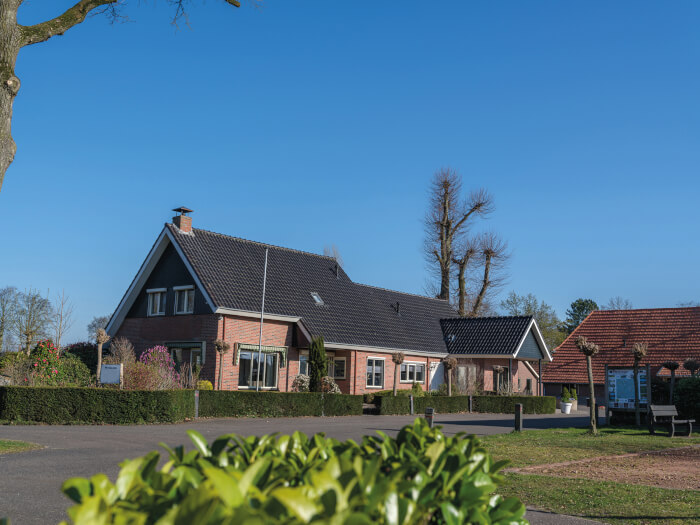 Groepsaccommodatie in Neede (Gelderland) voor 18 personen met 7 slaapkamers en 3 badkamers.