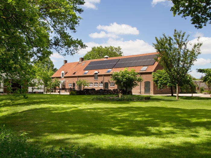 Groepsaccommodatie in Afferden L (Limburg) voor 10 personen met 4 slaapkamers en 4 badkamers.